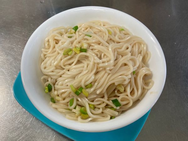 麵煮好放入碗中攪拌均勻即可。