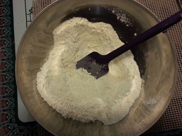把所有乾料粉類混合均勻, 放一旁. 中筋粉, 糖, 鹽, 泡打粉, 小蘇打粉