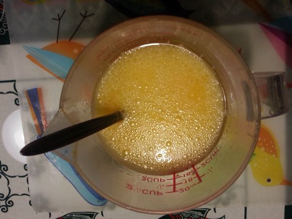 所有液體材料, 攪拌均勻. 蛋, 優酪乳, 食用油