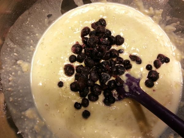 液態混合液加入粉類, 適度攪拌至看不見粉類即可, 加入藍莓