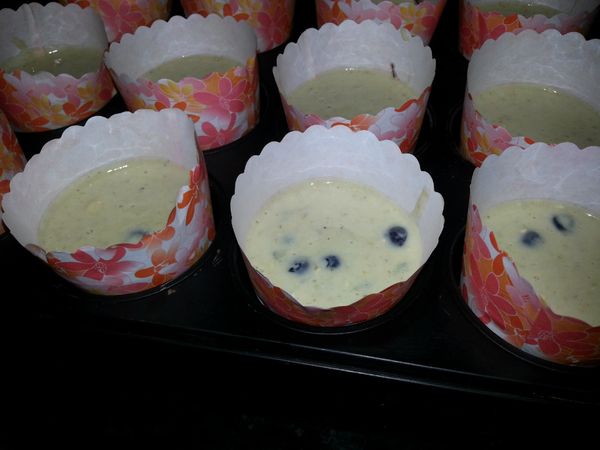 預熱烤箱到190C. 將粉漿舀入烘烤杯, 12杯. 入爐烤15-20分鐘