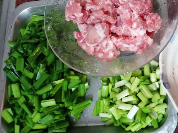 韭菜切末，韭菜梗和韭菜葉分開放