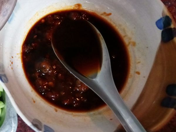 取一小碗，把所有調味料放入碗中備用