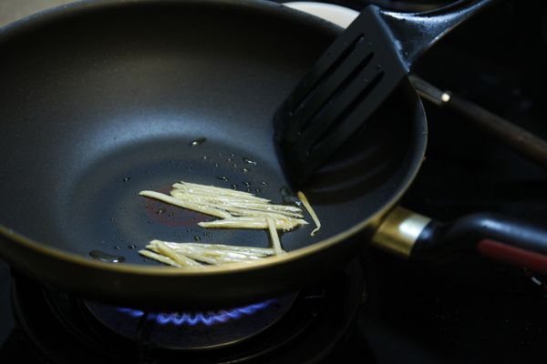 香油爆香薑絲。