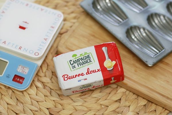 先將奶油隔水加熱備用