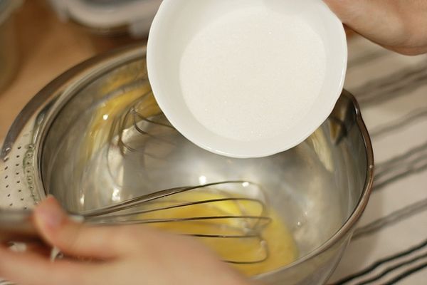把細砂糖倒入蛋汁中攪拌均勻