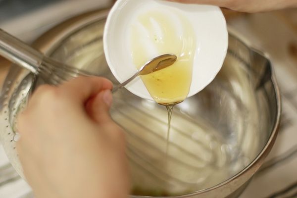 倒入蜂蜜後攪拌均勻