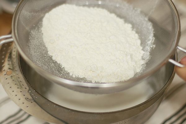 過篩低筋麵粉、泡打粉