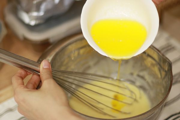 加入已融化的奶油