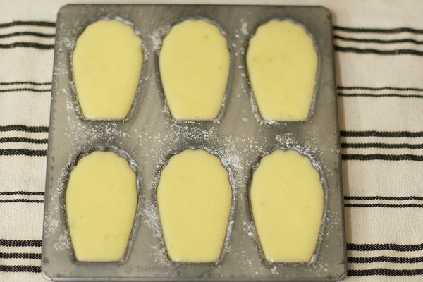 將冰過的麵糊倒入烤模當中，可利用搖晃烤模讓麵糊均勻平整