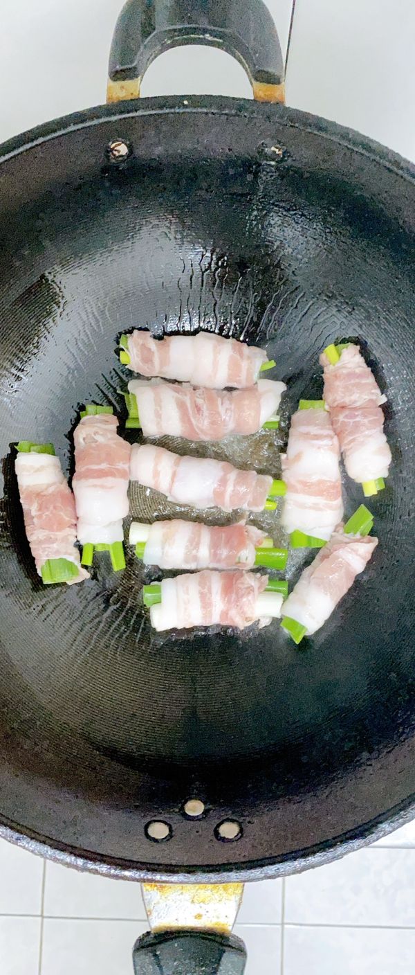 熱鍋下1大匙的油，轉中火，將肉捲放入，注意～ 豬肉捲開口朝下先煎才能固定住，翻面將肉捲煎至變色。