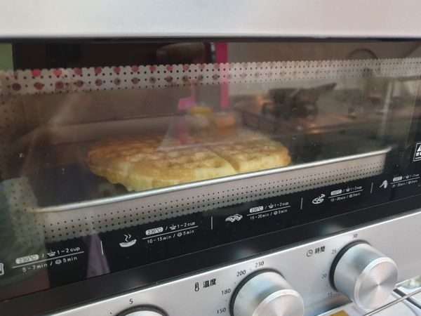 冷凍的鬆餅不需退冰，直接放進烤箱，依各家烤箱做溫度及時間調整，我們家的小烤箱是100度10-15分鐘。