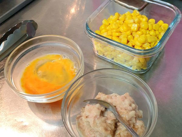 等侯烤鬆餅的同時，準備基本材料：玉米、鮪魚、蛋、起士片（圖中沒拍到）。