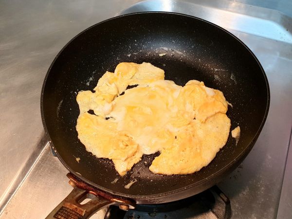 蛋打好放進熱鍋中，以畫圓方式，煎出滑蛋的口感。