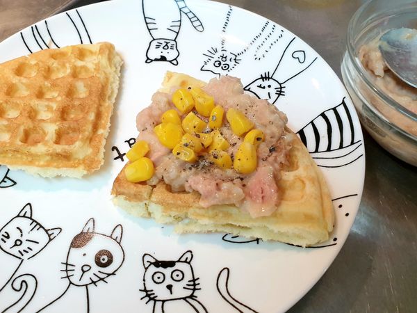 將烤好的鬆餅，取出四分之一片，放上鮪魚、玉米，灑上些黑胡椒。