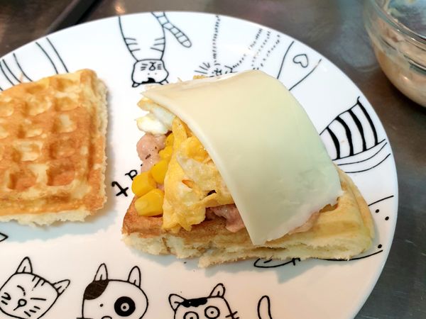 接著放上煎好的蛋及起司片。