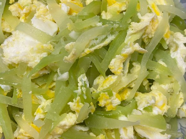 1.佛手瓜削皮去籽切絲、蒜頭切末備用。
2.倒入油爆香蒜末，加入佛手瓜絲拌炒，再加入水將佛手瓜絲悶煮。
3.待佛手瓜絲煮軟後加入3顆蛋拌炒和適量的鹽調味後即完成。