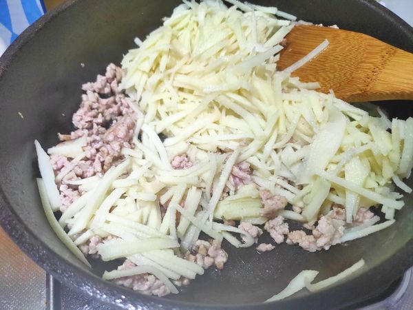 鍋中入3大匙油,將絞肉先炒至反白,再入竹筍拌炒