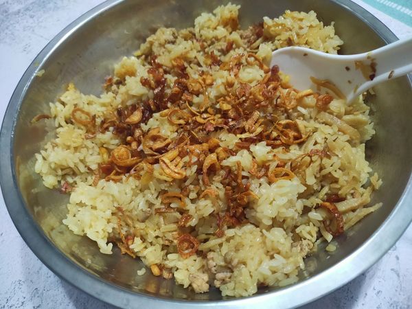 飯煮好後,為了好翻拌將煮筍飯移到大容器,加入油蔥酥翻拌均勻,此時也可順便調整味道！