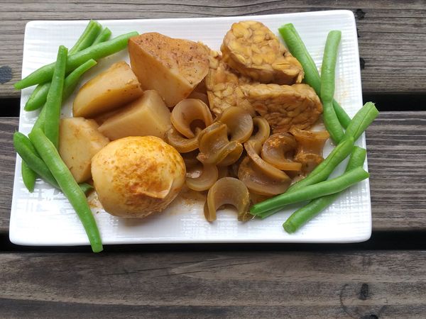 天貝退冰煎香
馬鈴薯去皮切塊
水煮蛋去殼 蛋皮煎香
海茸頭 事先泡水換水2小時後川燙備用
(海茸頭又叫素螺肉，褐藻類膠質滿滿，口感QQ)
四季豆川燙
加入南洋咖喱煮入味
起鍋前再加入椰漿
夏日炎炎 好下飯