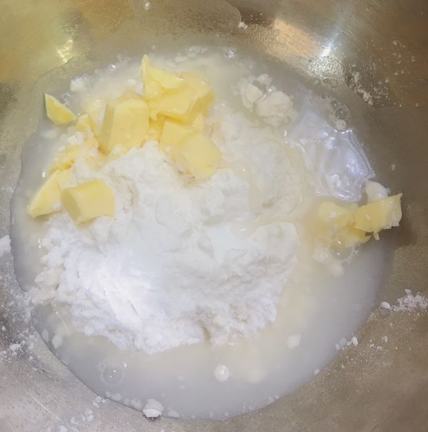 將外皮的全部材料一起倒進打蛋盆裡
開始用手直接搓揉