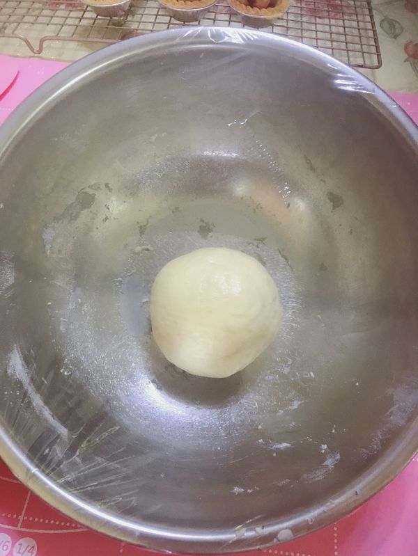 揉到表面光華再放回打蛋盆
並用保鮮膜封起來
靜置30分鐘