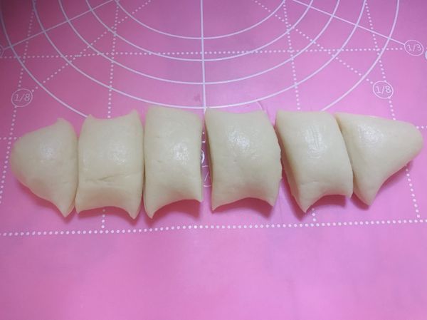 時間到就取出麵團
直接搓長後分切成6等份
（可看自己喜歡的大小來分切）