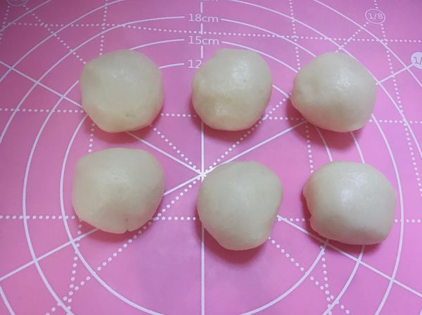 將分切好的麵團分別拿起來
把麵團表皮的部份往外往下包
讓麵團裡面的光滑面出來