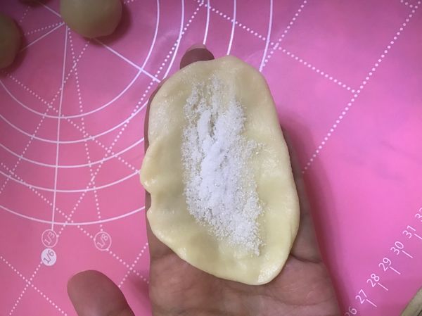 將麵團拉開
包入砂糖