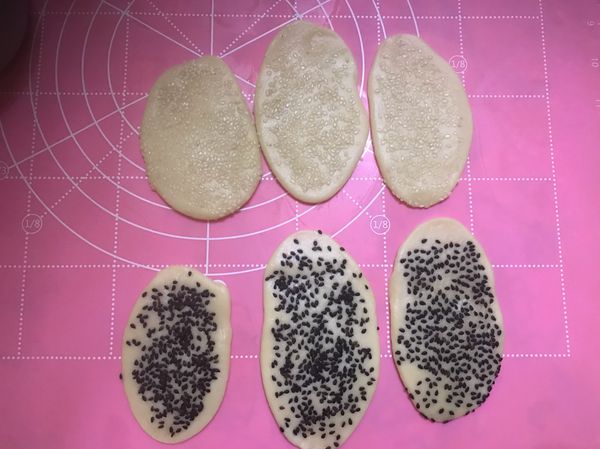 芝麻面超上
用桿麵棍桿平
大概0.5公分厚度