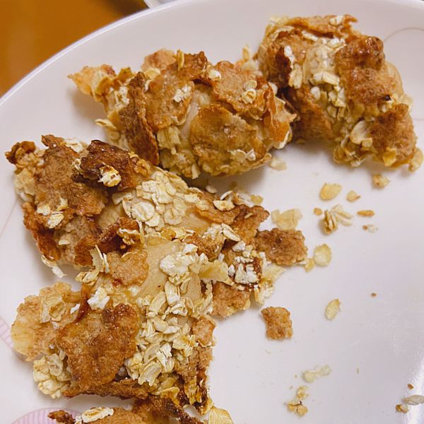 （預熱）氣炸鍋以200度預熱3分鐘，將烘焙紙與雞柳放入氣炸鍋內
（開始）200度5分鐘、翻面再烤5分鐘上色，
改成50度烤15分鐘，完成！