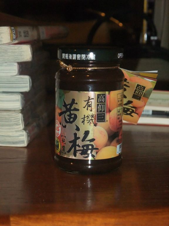 幾分鐘後苦瓜微軟，放入醬油膏翻炒，再放入梅醬炒均勻之後，再蓋鍋燜一下。