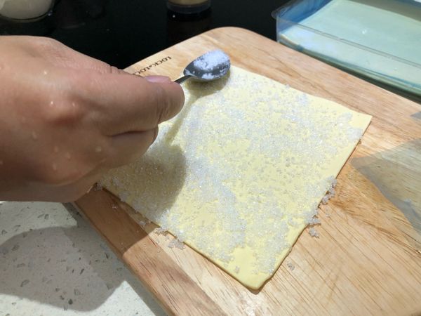 把酥皮拿出一片灑滿糖