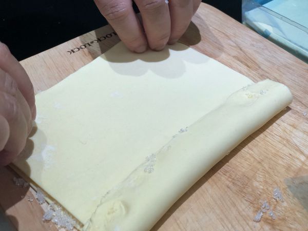 兩片往中間捲折兩次