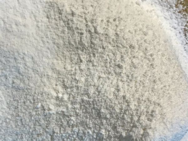 前置：
1、烤模放瓦斯爐臺上烘熱，要上油。
2、備好料，奶油要融化。）配方中使用植物油也可以，就不用融化奶油）