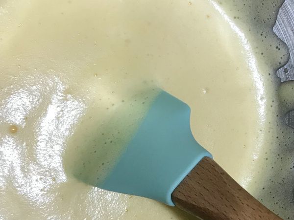 全蛋液和白砂打發，拌入油，拌入粉類，沒看到粉就可以。
看看濃稠度，太濃則加些牛奶或水調稀。