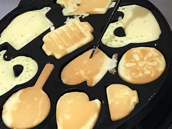 倒入烤模，ㄧ面熟了，不要忘記要翻面唷！