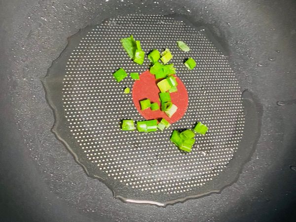 鍋內放油，放入蔥花