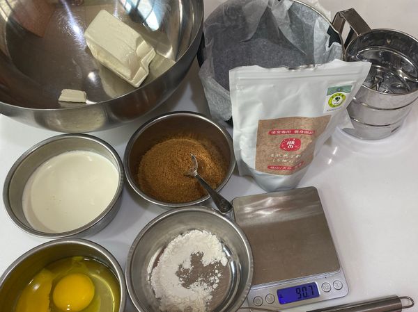 先將烘培紙（捏捏揉揉）放入模型內