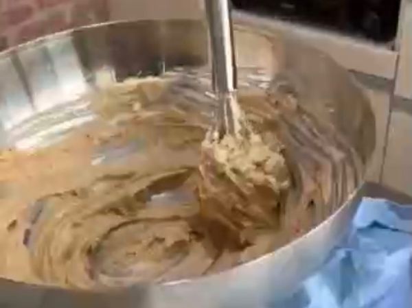 將Cream Cheese室溫軟化壓軟、放入花蜜糖攪拌均勻、加入兩顆全蛋繼續攪拌