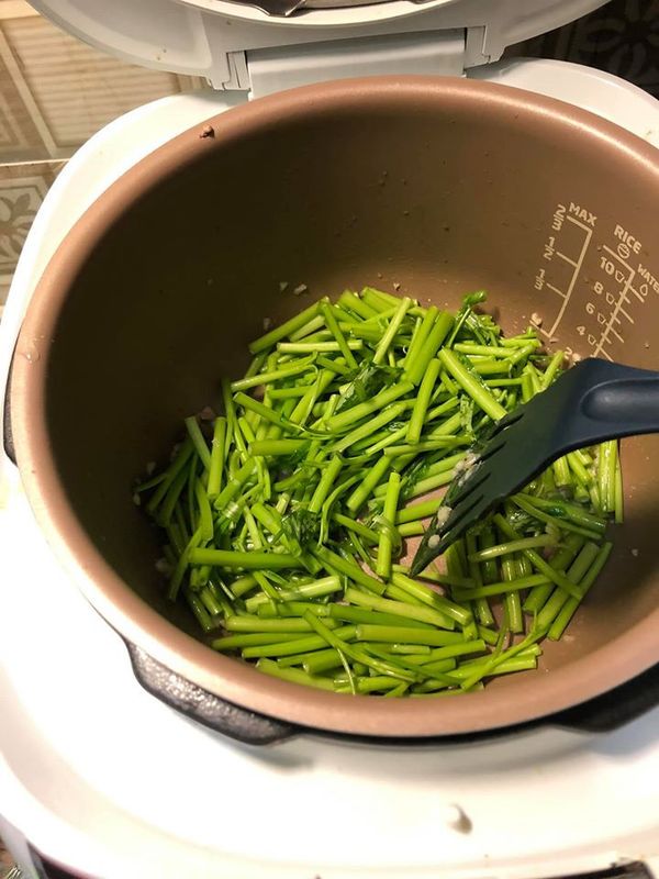 原鍋再加一點油，爆香蒜末&amp;空心菜梗
(喜歡吃辣的這時可以放辣椒末)