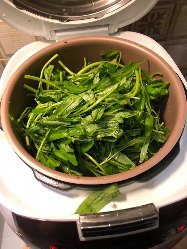 倒入醬汁+炒過的肉片+空心菜葉 
-> 翻炒至肉片熟透，熄火(萬用鍋/按停止鍵)