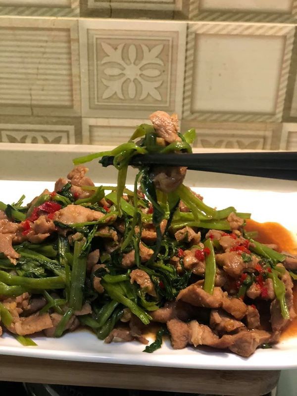 不敢吃辣的，此時撈一些湯汁，將辣椒末拌勻，再均勻淋在"沙茶肉片炒空心菜"上頭.
-> 有紅色點綴，是不是很漂亮 ^^