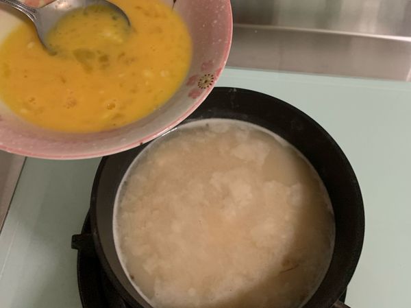 放入豆腐煮滾後，熄火，緩慢加入蛋液，不需要攪拌湯