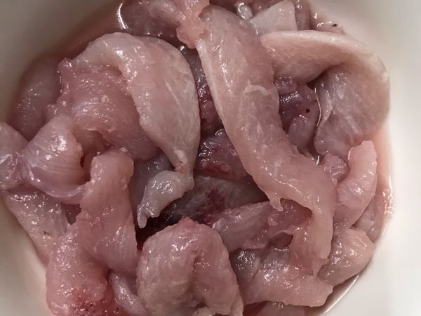 菜市場買來的虱目魚柳洗淨，放入醃料大約15分鐘❤️