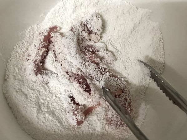 醃好的魚柳放入木薯粉裡，均勻裹粉❤️