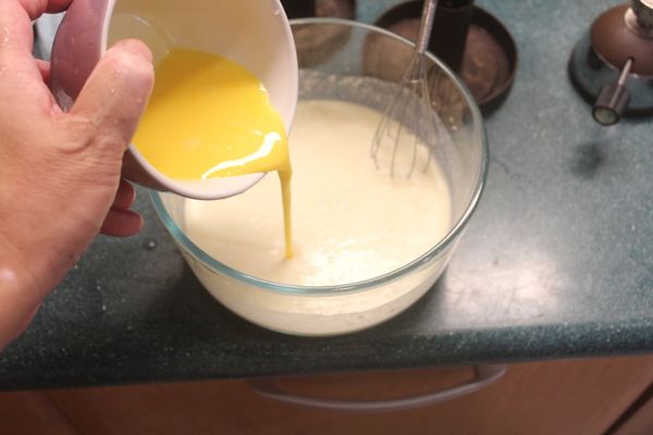 製作可麗餅麵液，先將麵粉、牛奶、鹽、奶油完全混勻後，倒入蛋液再拌勻。如果是要做可麗餅甜點，可以加入適量的糖。