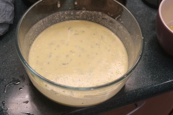 視需要加入一些喜歡的新鮮香草。做好的麵液放在冰箱冷藏1-2個小時，麵皮會更細緻。