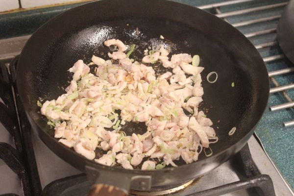 加入切小塊的雞胸，炒到雞胸變色幾乎全熟。