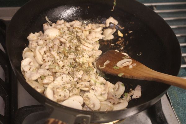 加入蘑菇片，炒一下，添加調味和香草。炒好備用。